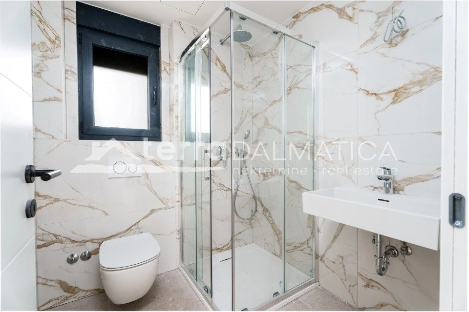 Moderna tripleks hiša z bazenom in panoramskim pogledom na morje – Primošten