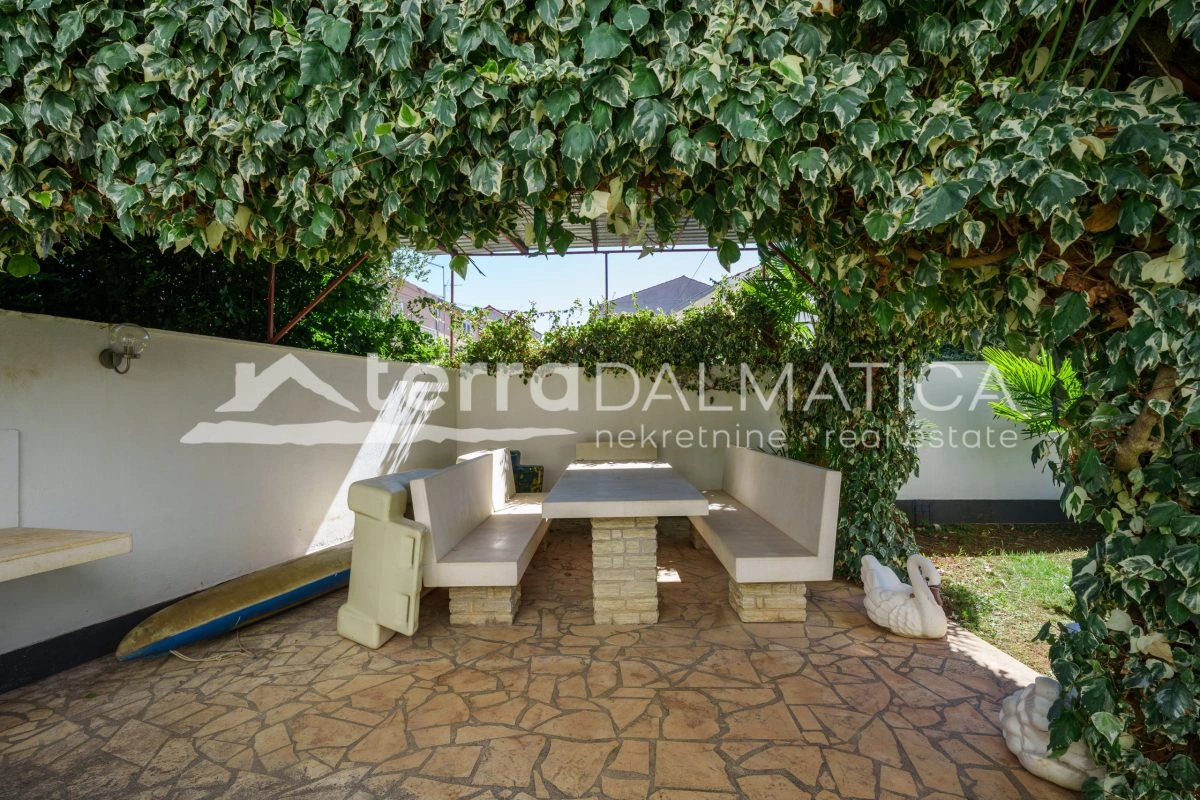 Dom w pierwszym rzędzie do morza z dwoma jednostkami mieszkalnymi i apartamentem typu studio – okolice Szybenika