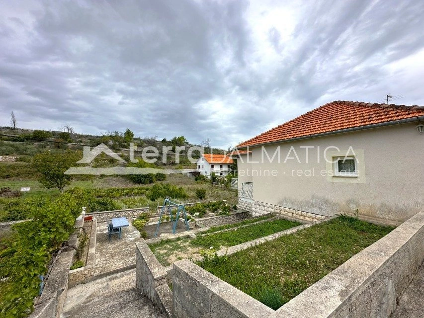 Zaton bei Šibenik – geräumiges Haus 209 m² mit Garten und Garage