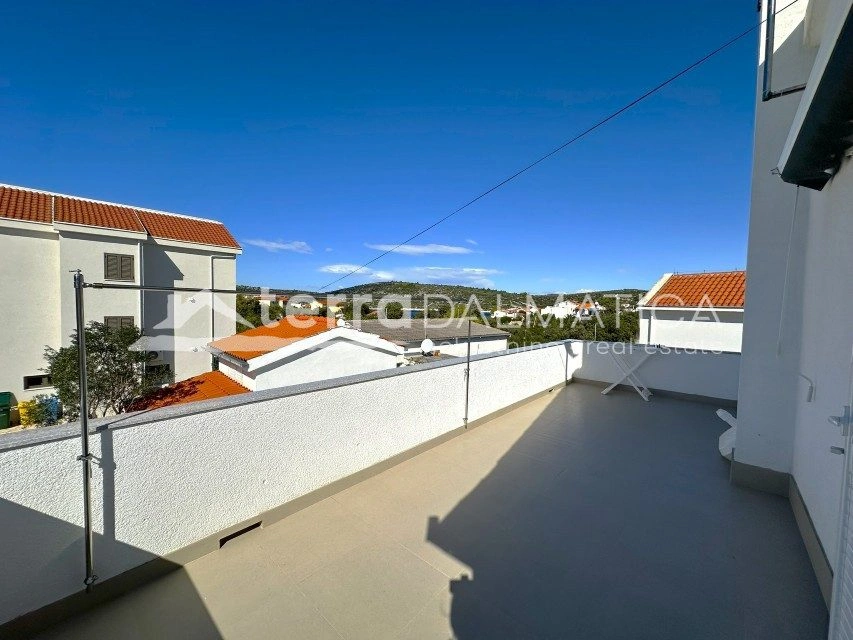 Ein modernes Ferienhaus mit beheiztem Pool, nur einen Schritt vom Meer entfernt – Kanica