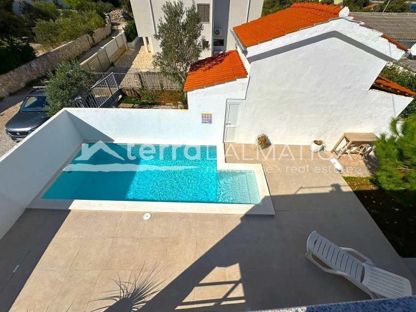 Ein modernes Ferienhaus mit beheiztem Pool, nur einen Schritt vom Meer entfernt – Kanica