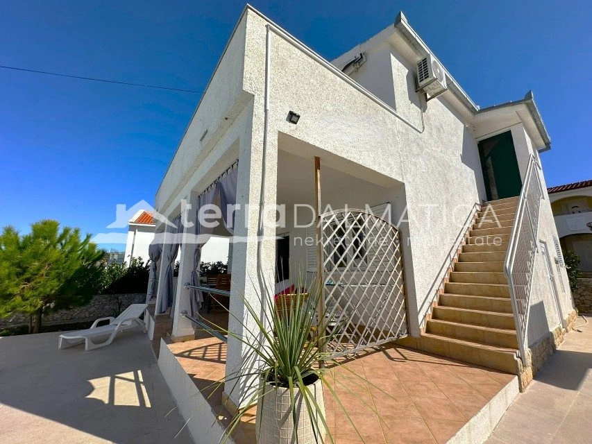 Ein modernes Ferienhaus mit beheiztem Pool, nur einen Schritt vom Meer entfernt – Kanica