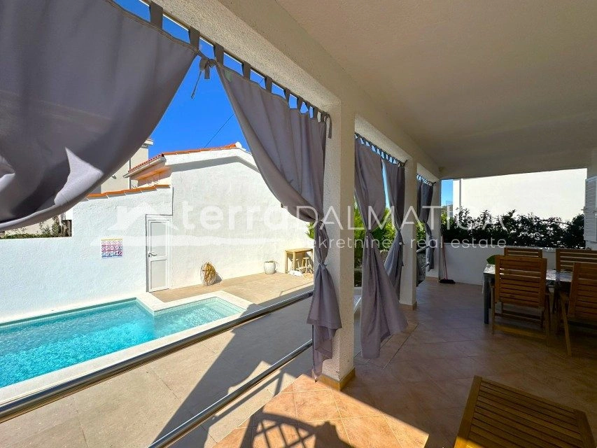 Ein modernes Ferienhaus mit beheiztem Pool, nur einen Schritt vom Meer entfernt – Kanica