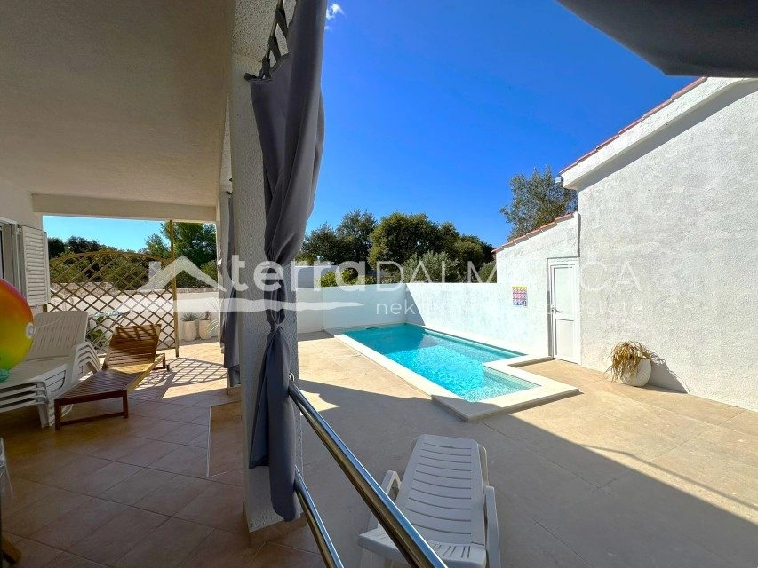 Ein modernes Ferienhaus mit beheiztem Pool, nur einen Schritt vom Meer entfernt – Kanica