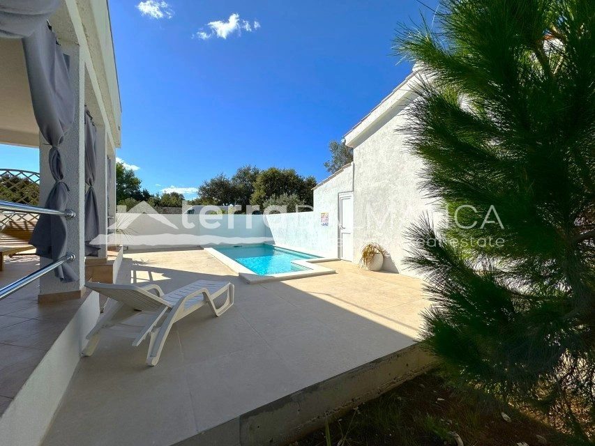 Ein modernes Ferienhaus mit beheiztem Pool, nur einen Schritt vom Meer entfernt – Kanica