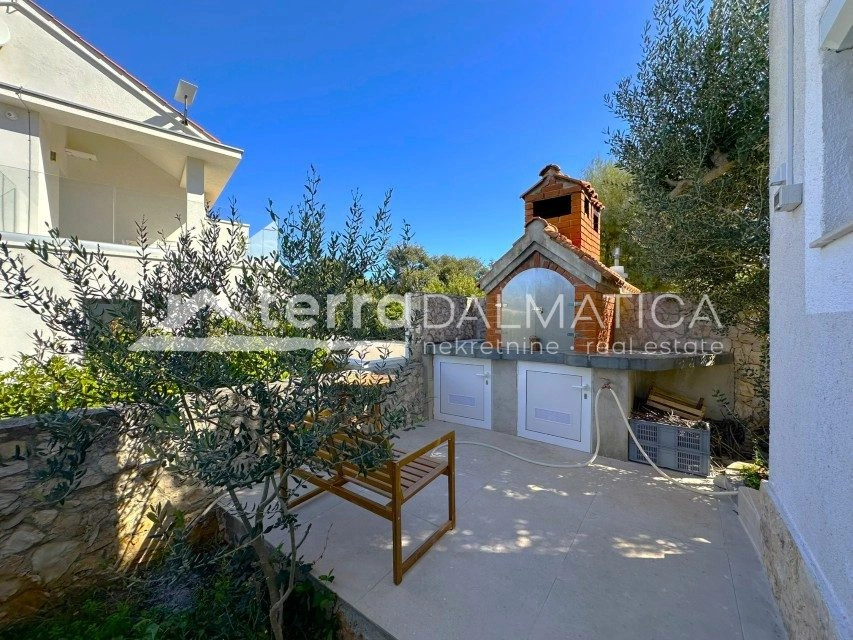 Ein modernes Ferienhaus mit beheiztem Pool, nur einen Schritt vom Meer entfernt – Kanica