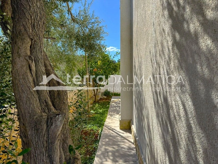 Ein modernes Ferienhaus mit beheiztem Pool, nur einen Schritt vom Meer entfernt – Kanica