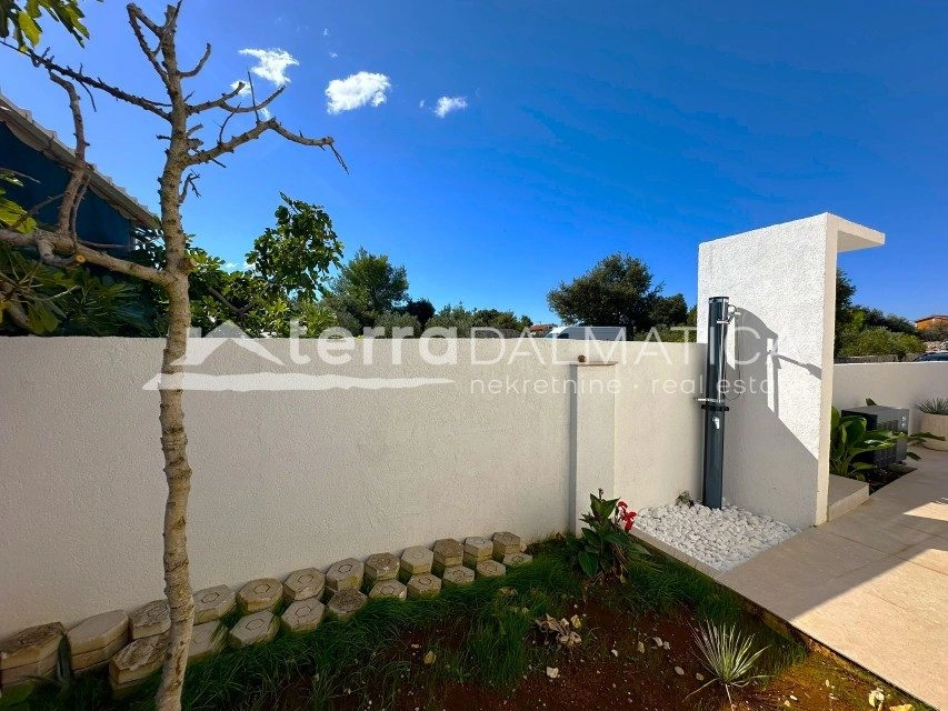 Ein modernes Ferienhaus mit beheiztem Pool, nur einen Schritt vom Meer entfernt – Kanica