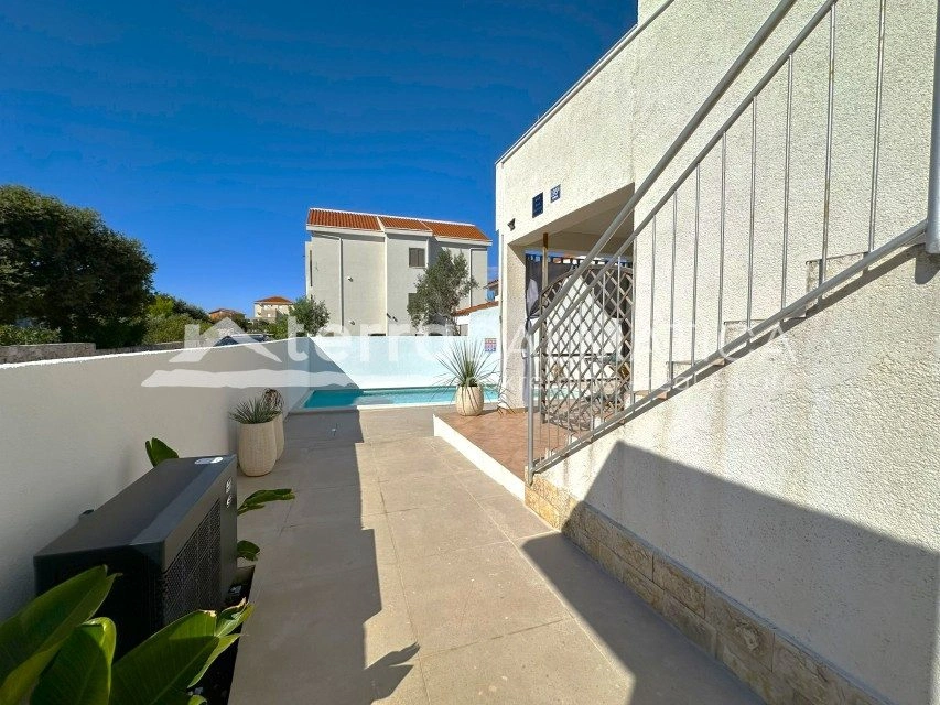 Ein modernes Ferienhaus mit beheiztem Pool, nur einen Schritt vom Meer entfernt – Kanica