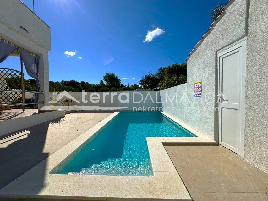 Ein modernes Ferienhaus mit beheiztem Pool, nur einen Schritt vom Meer entfernt – Kanica