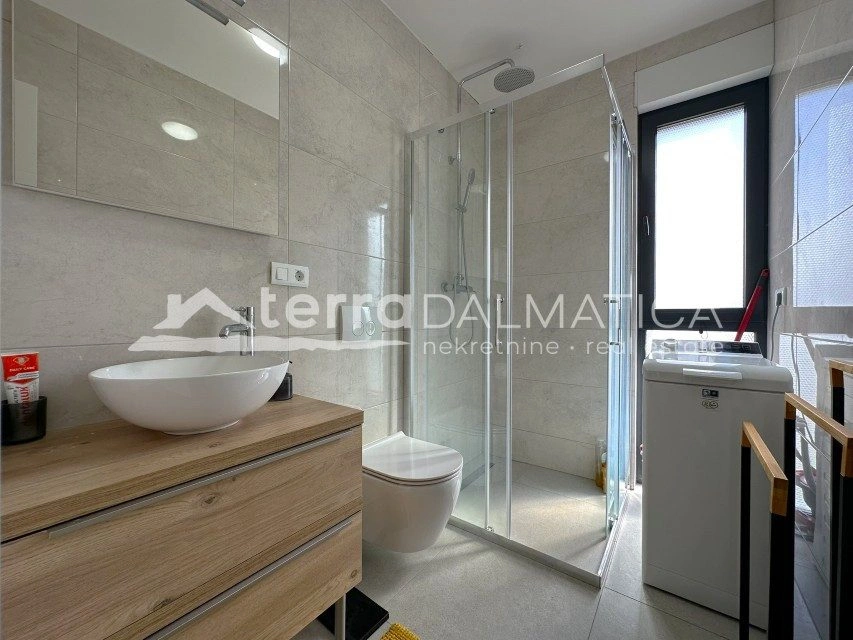 Apartament z tarasem na dachu i widokiem na morze – Brodarica, 132 m²