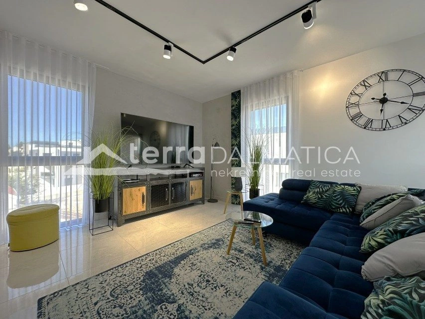 Stan s krovnom terasom u Brodarici – novogradnja, pogled na more