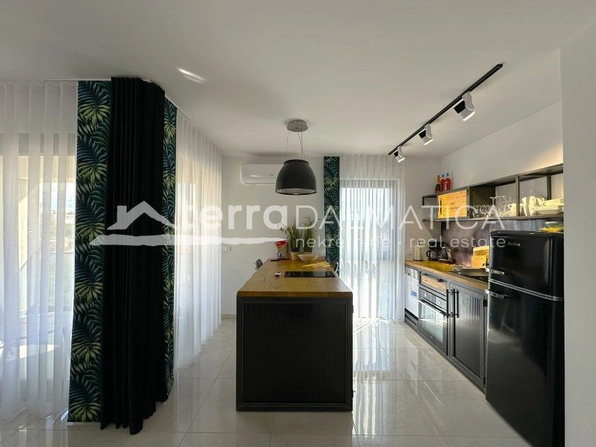 Apartament z tarasem na dachu i widokiem na morze – Brodarica, 132 m²