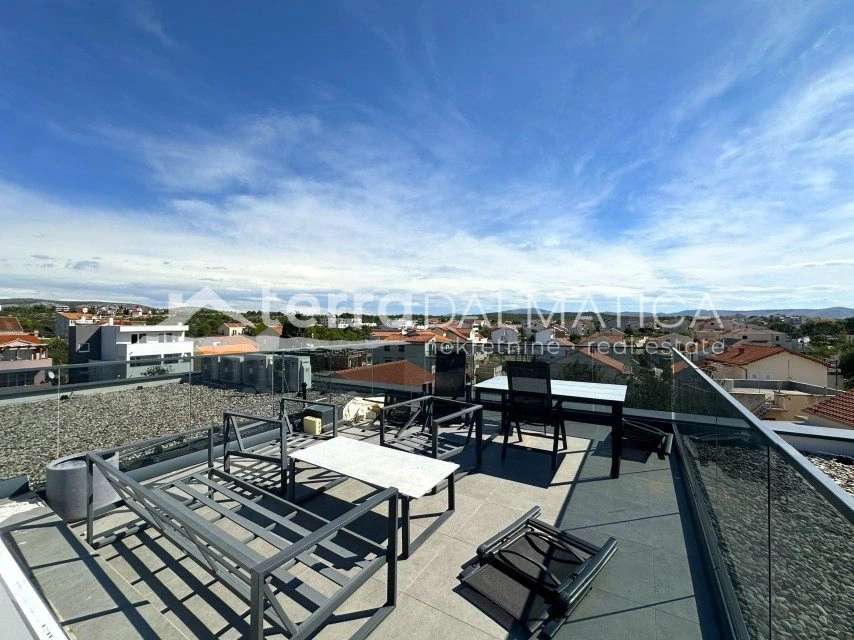 Apartament z tarasem na dachu i widokiem na morze – Brodarica, 132 m²