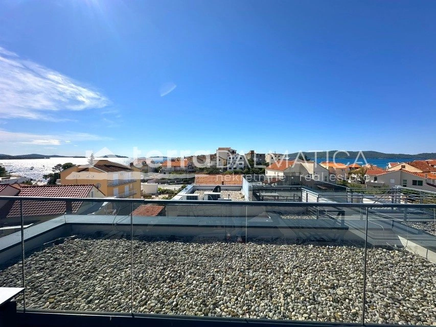 Apartament z tarasem na dachu i widokiem na morze – Brodarica, 132 m²