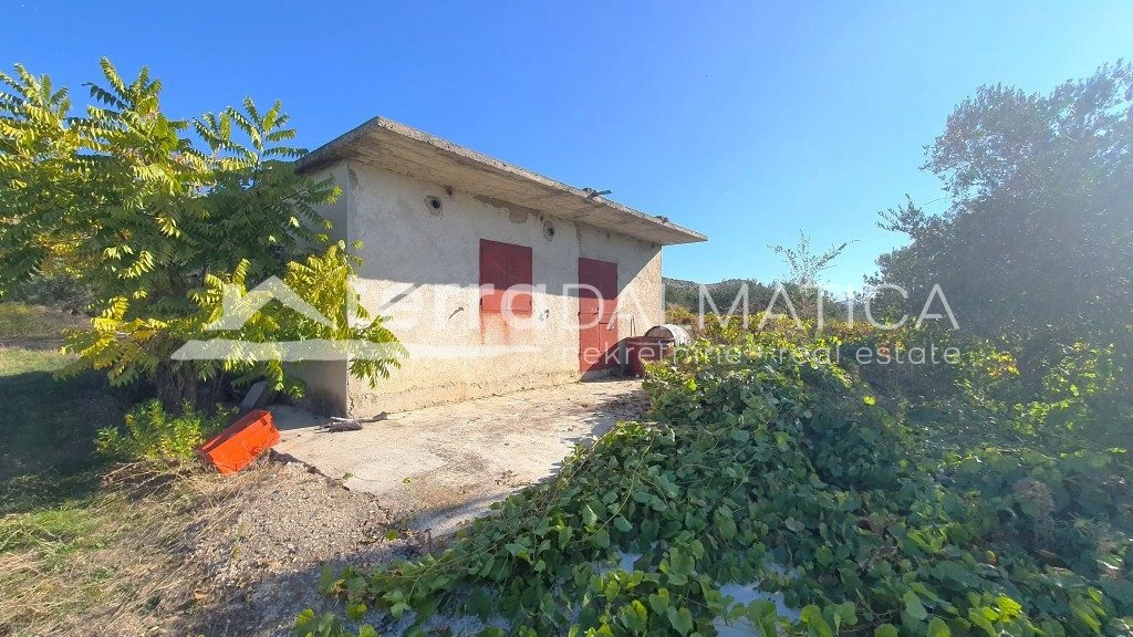 Ruhe, Olivenbäume und Meerblick in der Nähe von Šibenik – 2.808 m² mit Haus und Brunnen