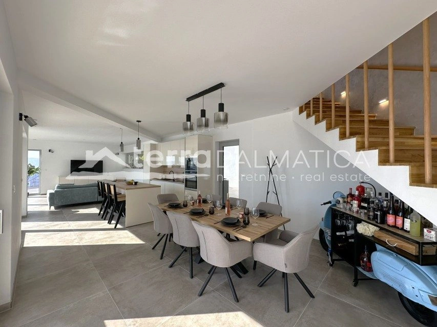 Das Meer unter Ihrem Fenster – eine luxuriöse Villa mit Swimmingpool in Dalmatien