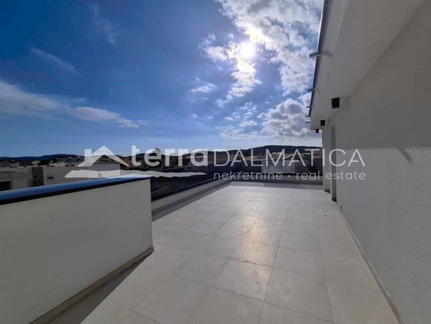 Srima – nowoczesny dom w zabudowie bliźniaczej z tarasem na dachu