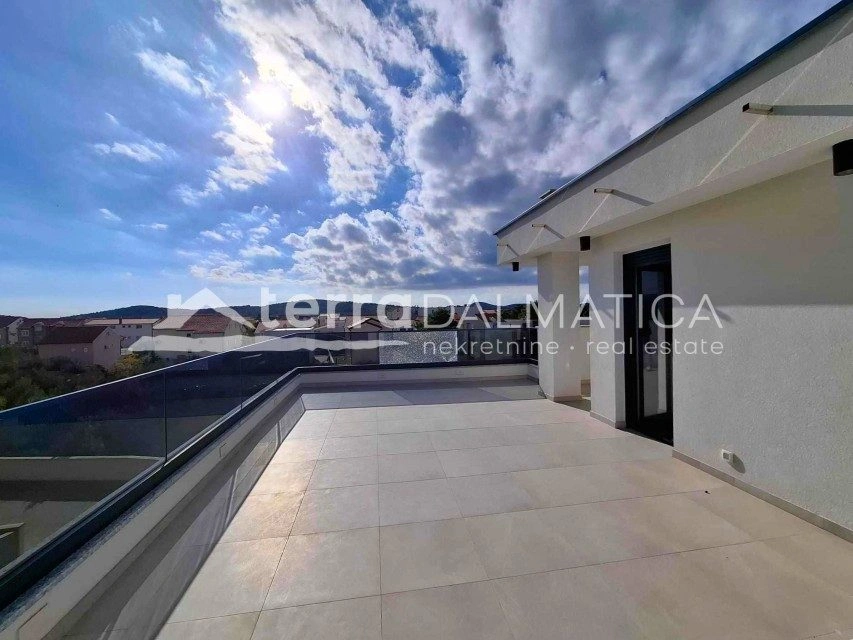 Srima – ein modernes Doppelhaus mit Dachterrasse