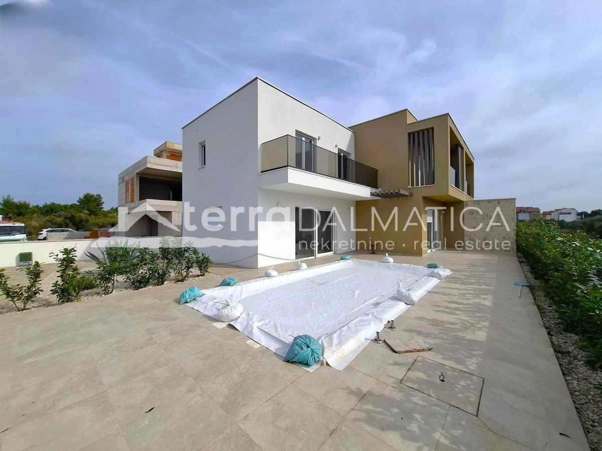 Vaša nova investicija - dvojna kuća s bazenom u Srimi, 250 m od plaže