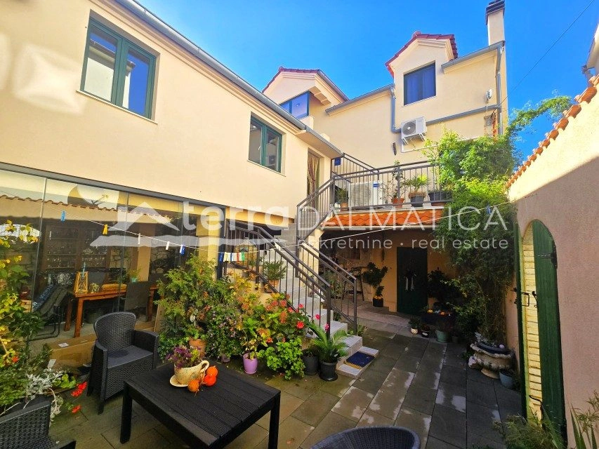 Murter: Trinadstropna hiša z dvoriščem in tremi stanovanjskimi enotami