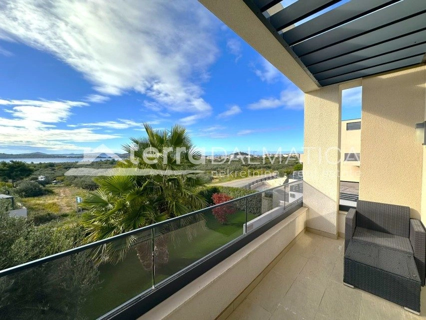 Vila s bazenom u Vodicama – 4 spavaće sobe, zemljište 660 m²