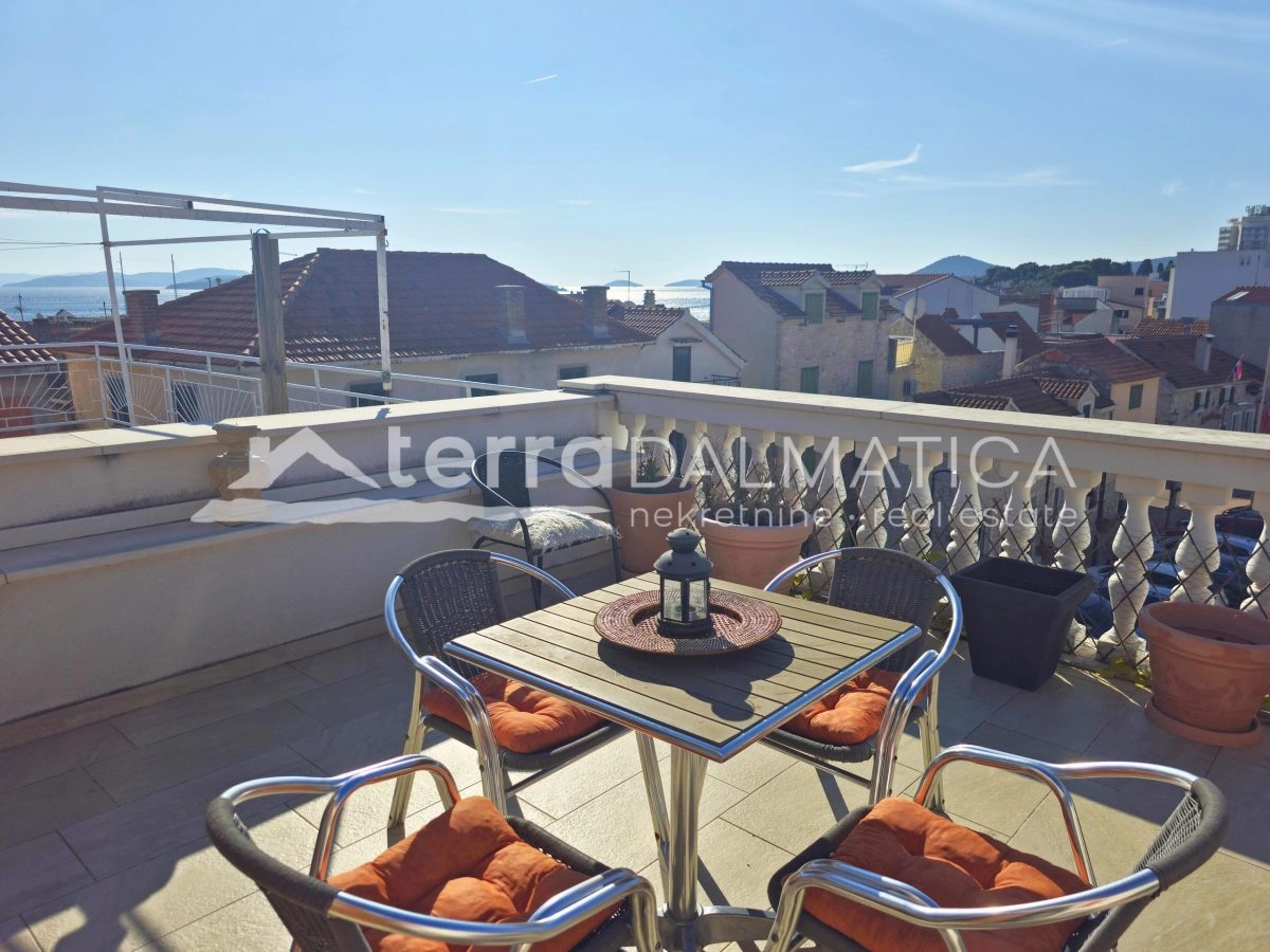 Authentisches Steinhaus im Herzen von Vodice – drei Etagen, Geschäftsraum und Dachterrasse