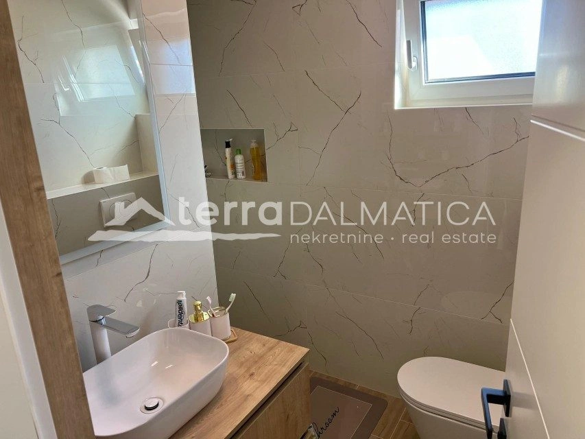 Nowoczesny dom w zabudowie bliźniaczej – idealny dom blisko plaży w Srimie