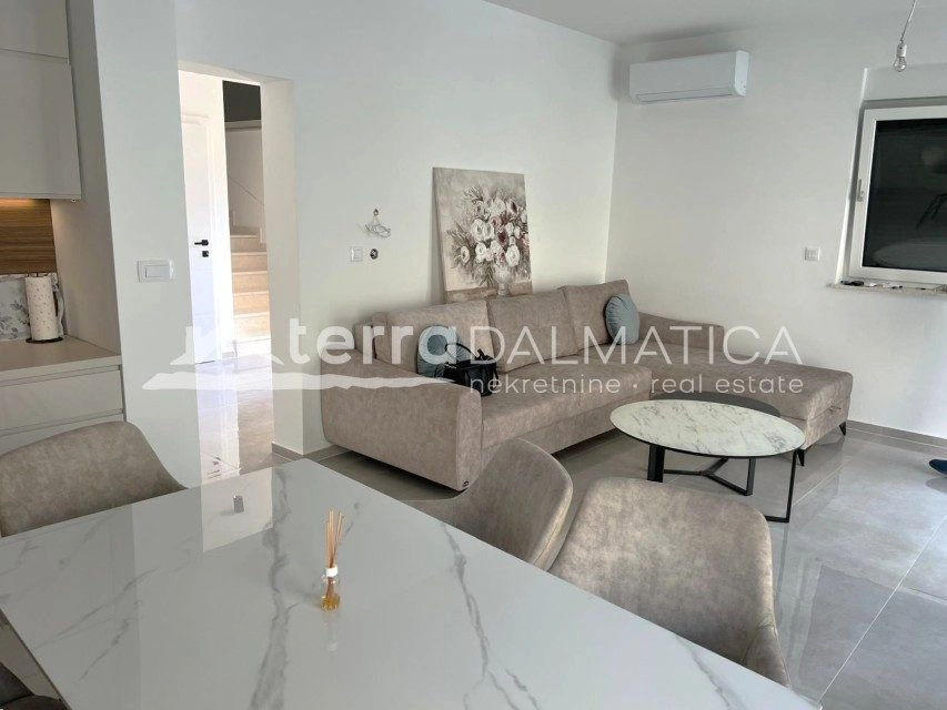 Nowoczesny dom w zabudowie bliźniaczej – idealny dom blisko plaży w Srimie