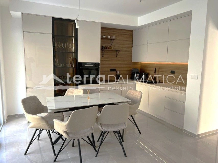 Nowoczesny dom w zabudowie bliźniaczej – idealny dom blisko plaży w Srimie