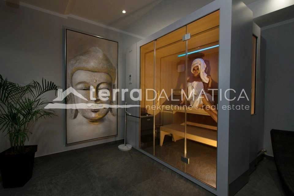 Möblierte Villa mit Infinity-Pool