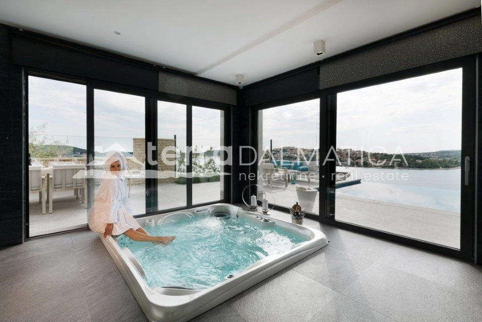 Möblierte Villa mit Infinity-Pool