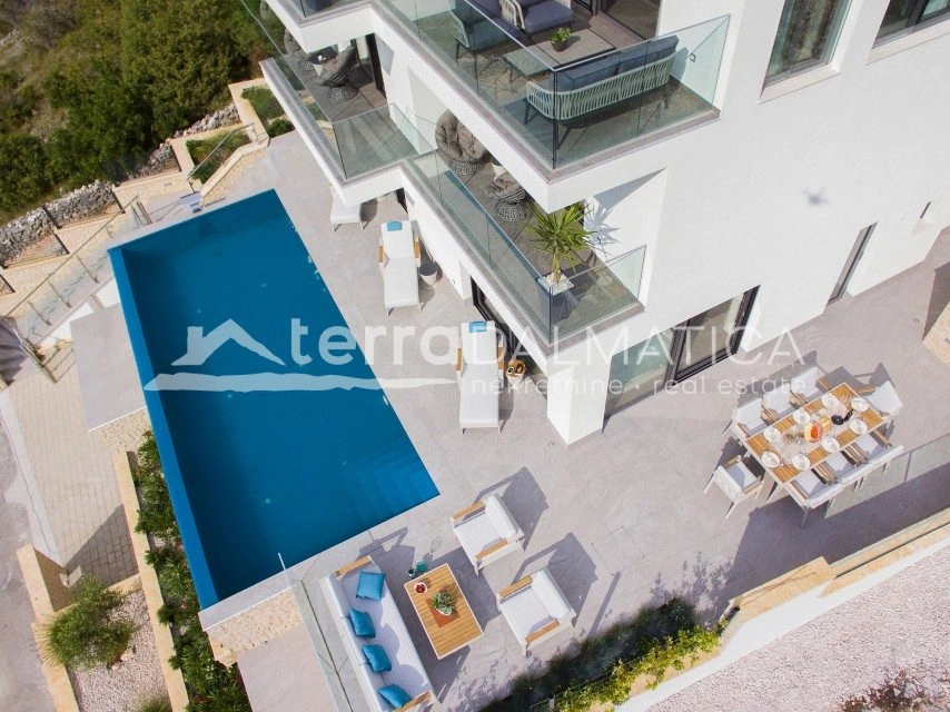 Möblierte Villa mit Infinity-Pool