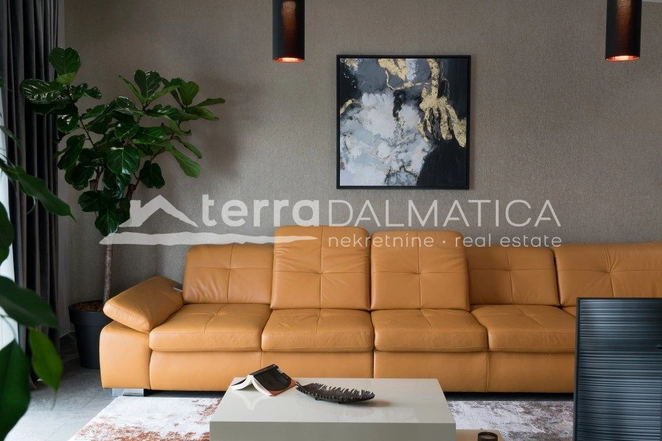 Möblierte Villa mit Infinity-Pool