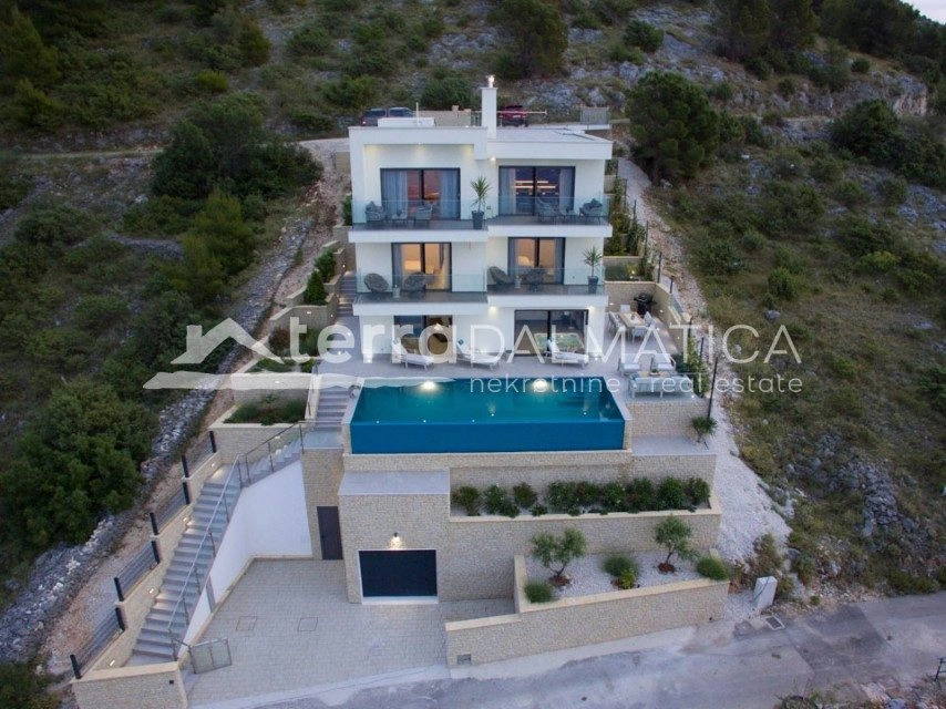 Möblierte Villa mit Infinity-Pool