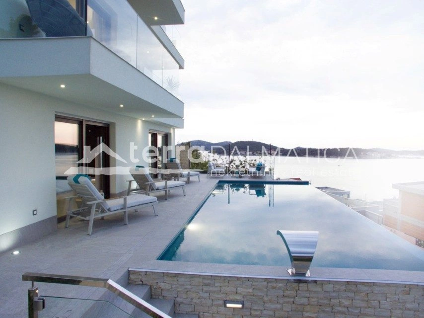 Möblierte Villa mit Infinity-Pool