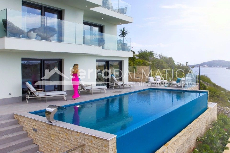 Möblierte Villa mit Infinity-Pool