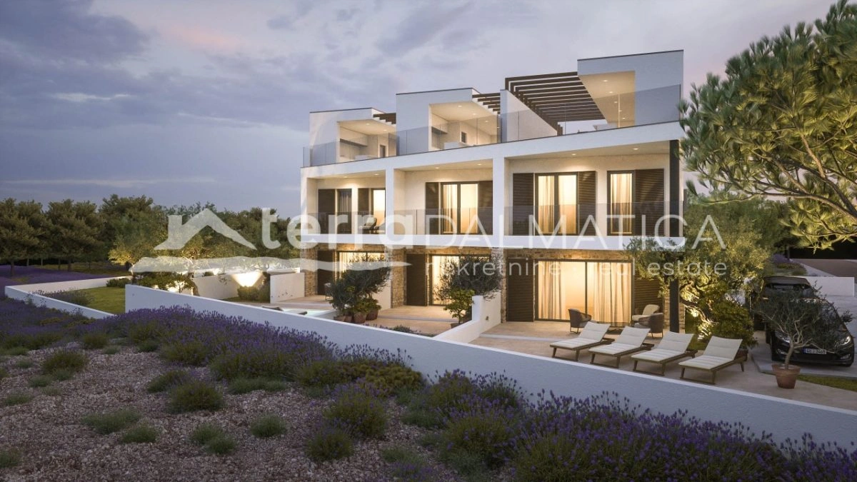 Moderan mediteranski dom u Tribunju – udobnost na tri etaže