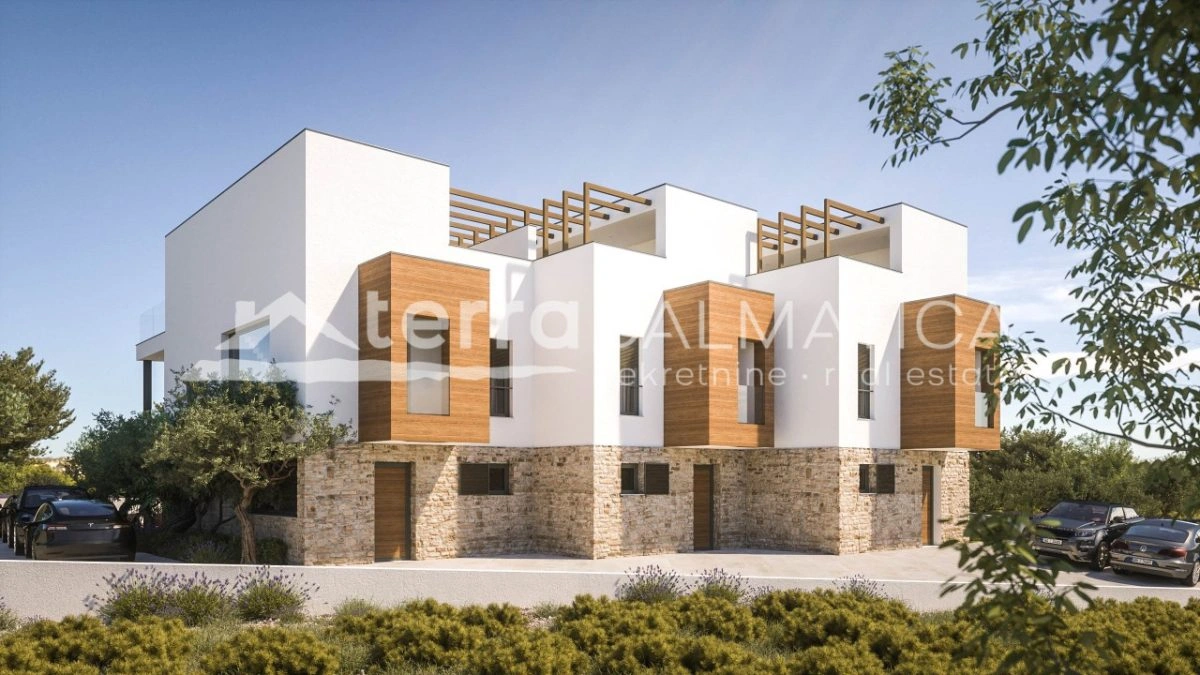 Nowoczesny dom w stylu śródziemnomorskim w Tribunj – komfort na trzech piętrach