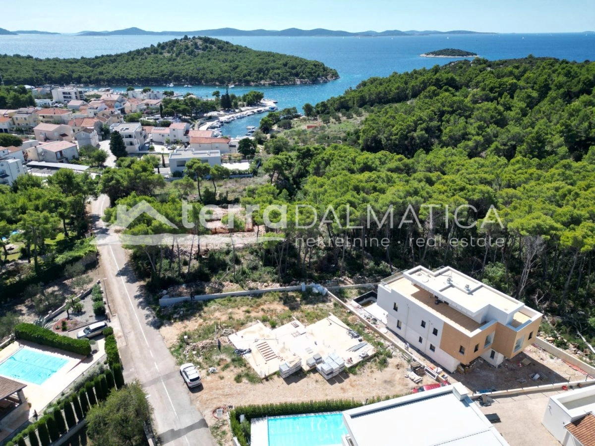 Nowoczesny dom w stylu śródziemnomorskim w Tribunj – komfort na trzech piętrach