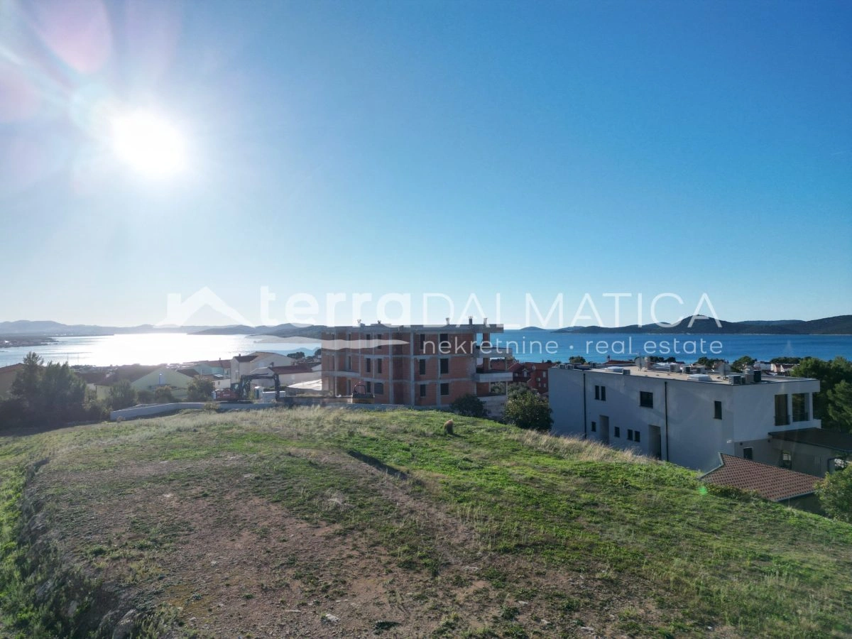 Gradbeno zemljišče s panoramskim razgledom na morje in Vodice
