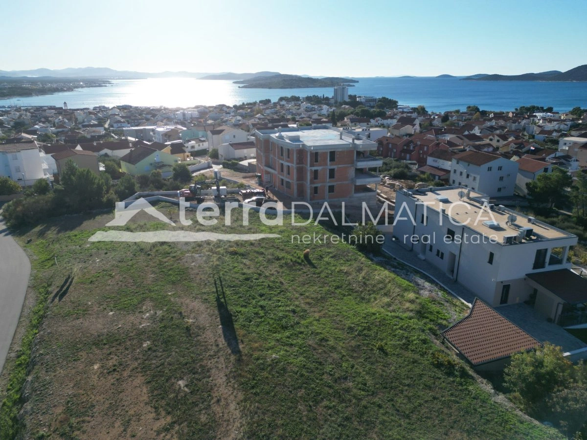 Gradbeno zemljišče s panoramskim razgledom na morje in Vodice