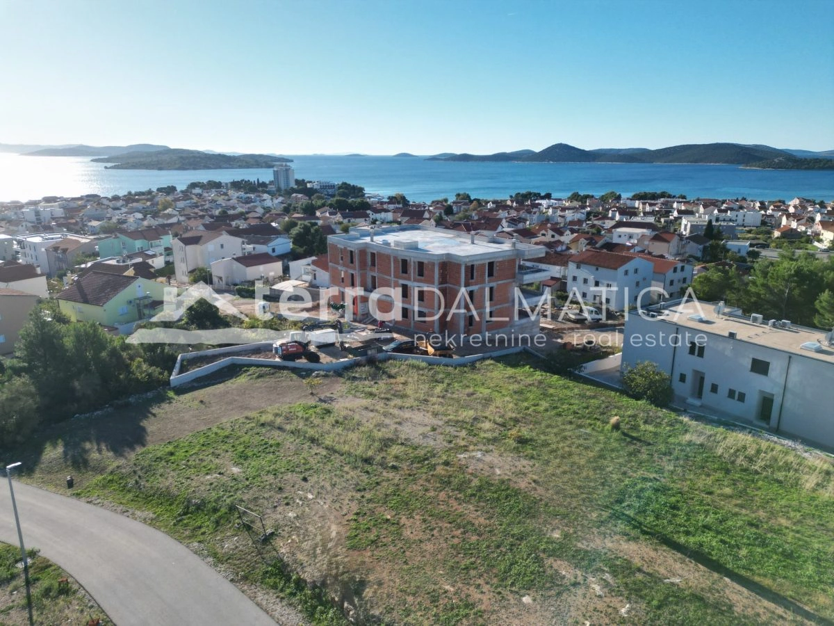 Gradbeno zemljišče s panoramskim razgledom na morje in Vodice