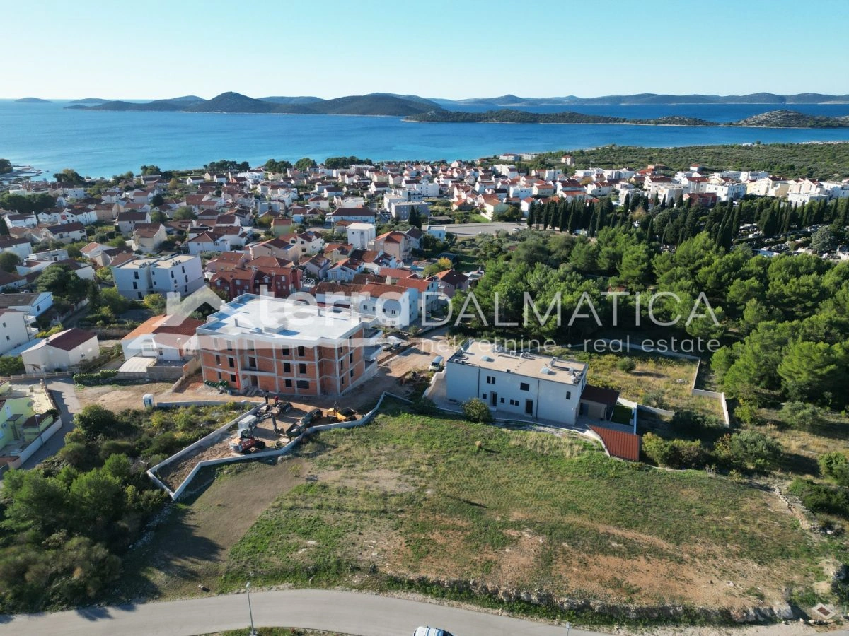 Gradbeno zemljišče s panoramskim razgledom na morje in Vodice