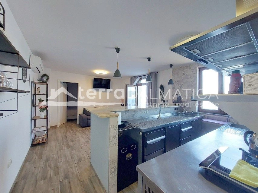 Ferienwohnung in Tisno – erste Reihe zum Meer, 10 m vom Strand entfernt