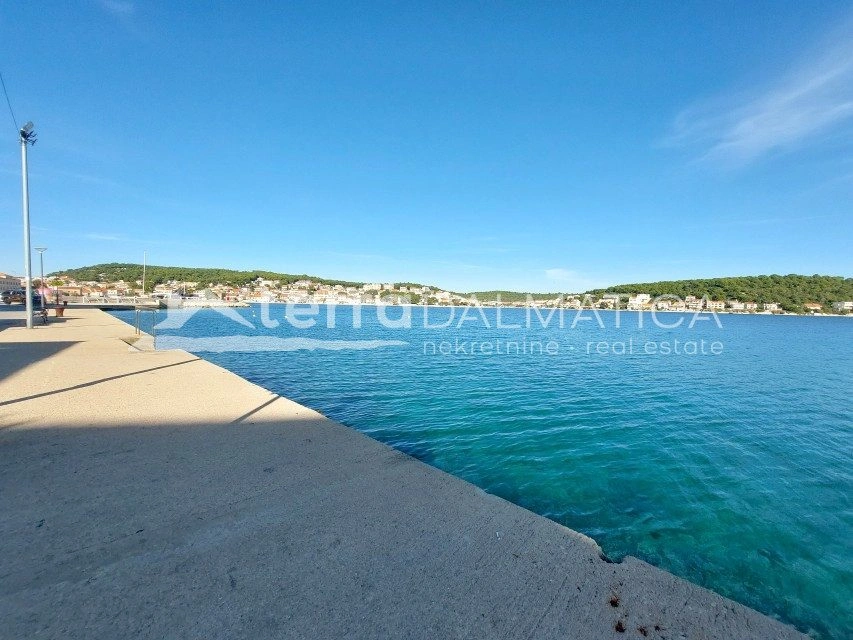 Ferienwohnung in Tisno – erste Reihe zum Meer, 10 m vom Strand entfernt