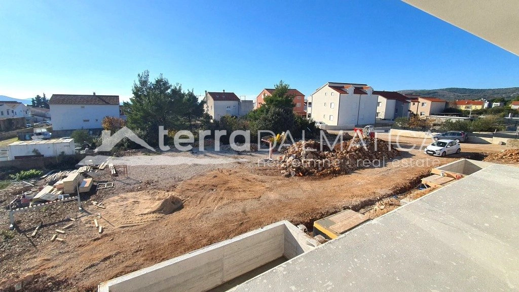 Modernes Doppelhaus mit Pool, Garten und Meerblick – Vodice