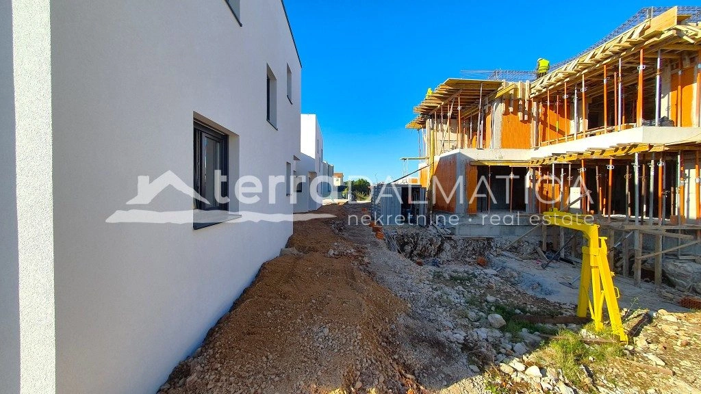 Modernes Doppelhaus mit Pool, Garten und Meerblick – Vodice