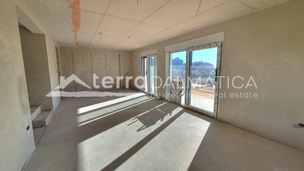 Modernes Doppelhaus mit Pool, Garten und Meerblick – Vodice