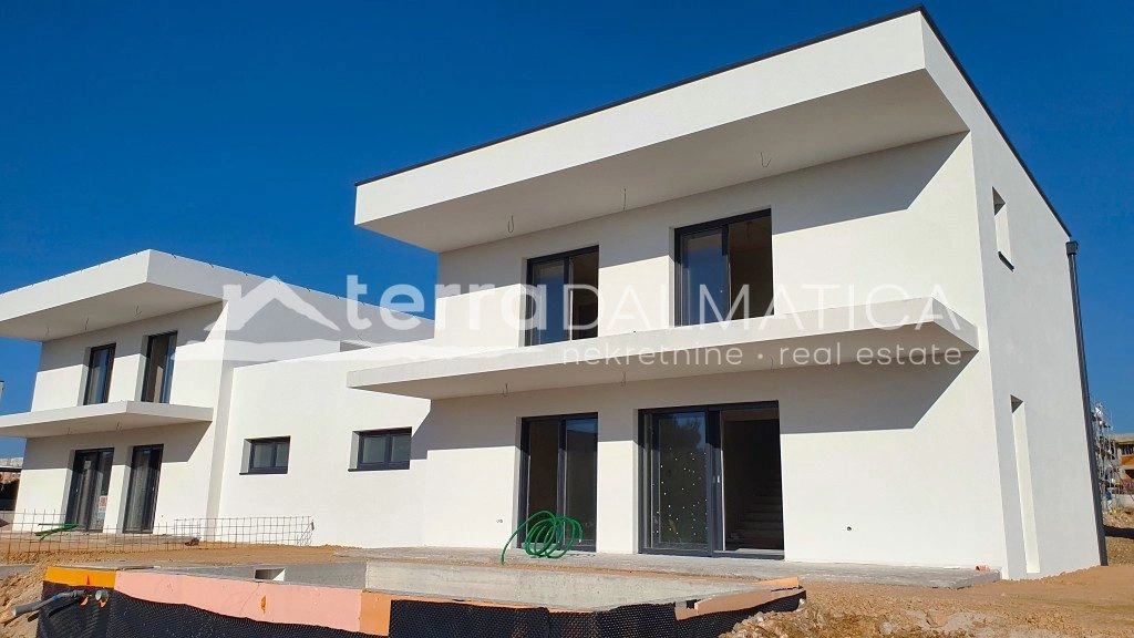 Modernes Doppelhaus mit Pool, Garten und Meerblick – Vodice